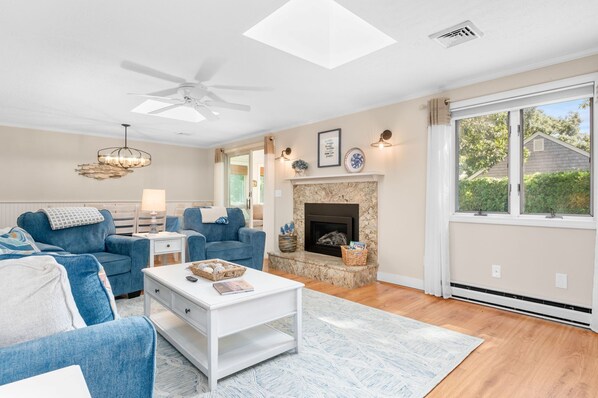 Fernseher, Kamin, Tischtennisplatte, Bücher