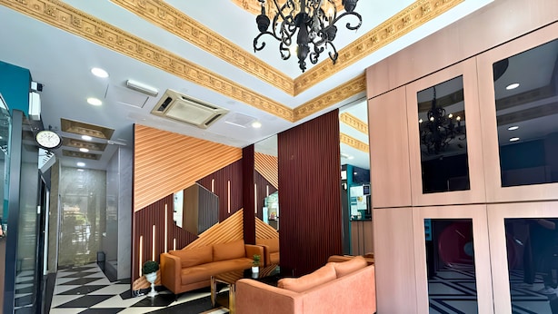 A lobby with a geometric floor pattern, a sofa, a potted plant, and a chandelier. - Seeds Hotel Shah Alam Seksyen 19 (Shah Alam)