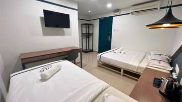 Triple Room | Desk, iron/ironing board, free WiFi