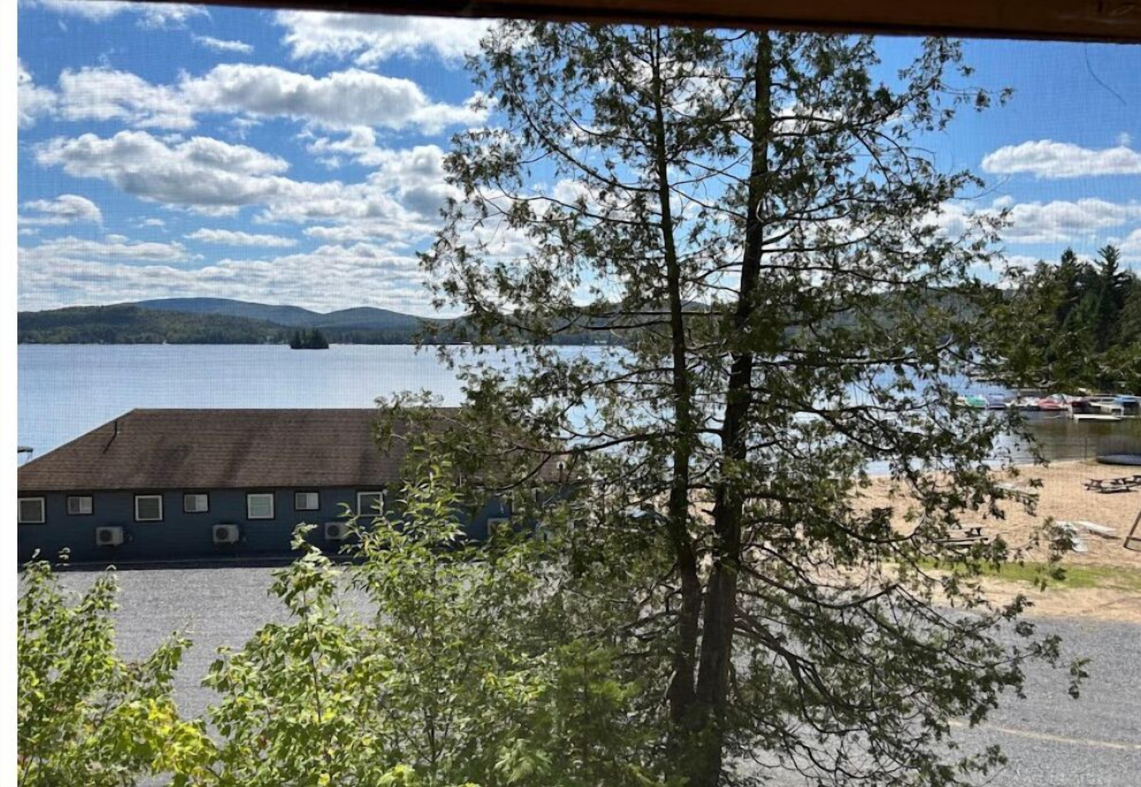 Vista de un edificio con estacionamiento y un lago.