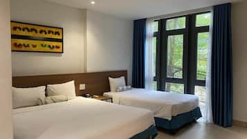 Familie-dobbeltværelse - byudsigt | Pengeskab på værelset, skrivebord, arbejdsområde til bærbare computere