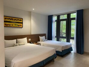 Familie tweepersoonskamer, uitzicht op de stad | Een kluis op de kamer, een bureau, een laptopwerkplek