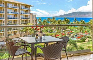 Outdoor dining - Maui Resort Rentals: Honua Kai – 4 Total Bedrooms, Stunning 5th Floor Deluxe Ocean Views from Every Room! (Lahaina)