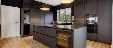 Jääkaappi, mikroaaltouuni, uuni, liesi