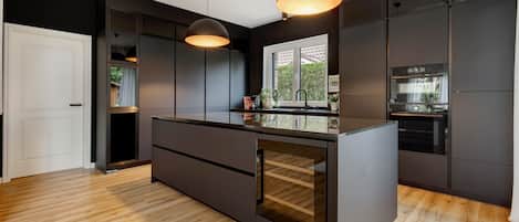 Refrigerador, microondas, horno, placa de cocina