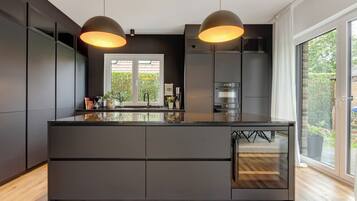 Kühlschrank, Mikrowelle, Ofen, Herdplatte