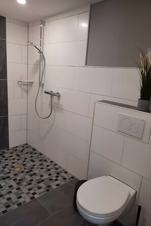 Shower, hair dryer, towels - Apartment 'Heike 2' with Private Terrace and Wi-Fi (Zetel)
