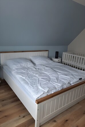 1 slaapkamer, een strijkplank/strijkijzer, gratis wifi, beddengoed