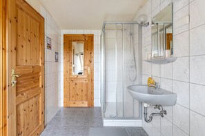 Dusche, Haartrockner, Handtücher