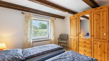 2 bedrooms, iron/ironing board, free WiFi, bed sheets