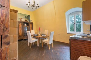 Dining - Holiday Apartment 'Wohnen Im Alten Rittergut' with Private Terrace, Private Garden and Wi-Fi (Calau)