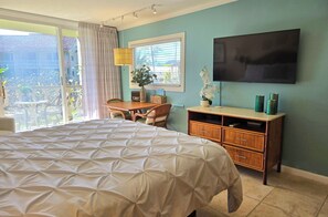 1 bedroom, in-room safe, iron/ironing board, travel cot - Ocean front studio condo w/views of pool, ocean & Sleeping Giant Mountain
 (Kapaʻa)