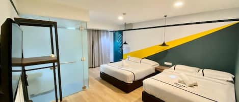 Family Room | Desk, iron/ironing board, free WiFi