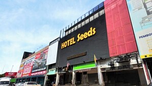 Ein Hotel namens "Hotel Seeds" mit einer auffälligen Schilderung.