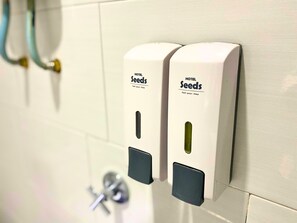 Dusche, Haartrockner, Handtücher, Seife