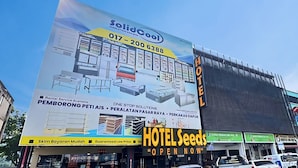 Eine große Werbetafel, die Hotelservices, Kontaktdaten und eine Website-URL bewirbt.