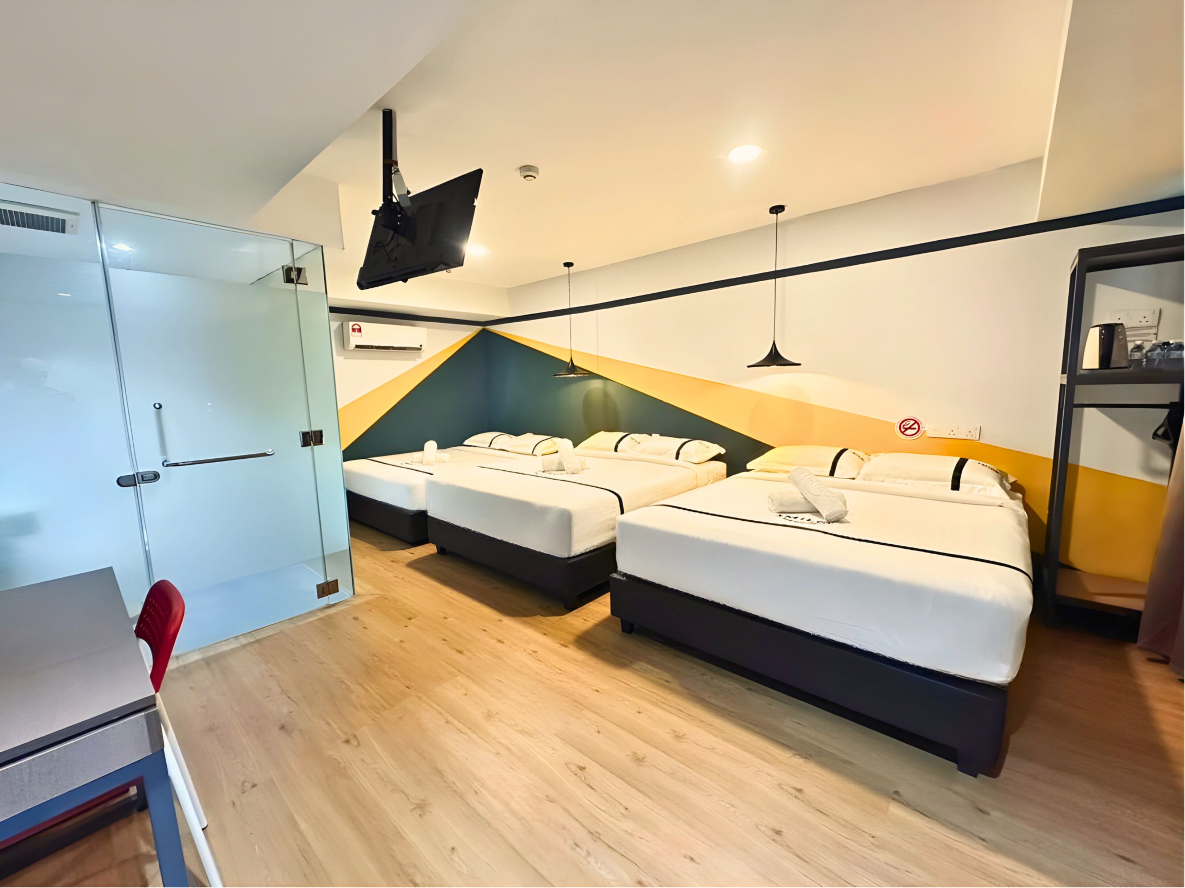 Chambre Double Familiale | Bureau, fer et planche à repasser, Wi-Fi gratuit