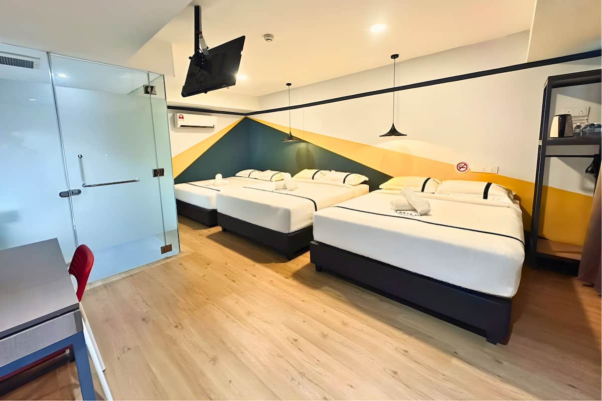 Een moderne hotelkamer met twee bedden, een bureau, een stoel en een kledingkast.