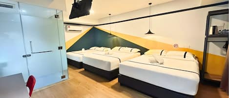 Familien-Doppelzimmer | Schreibtisch, Bügeleisen/Bügelbrett, kostenloses WLAN