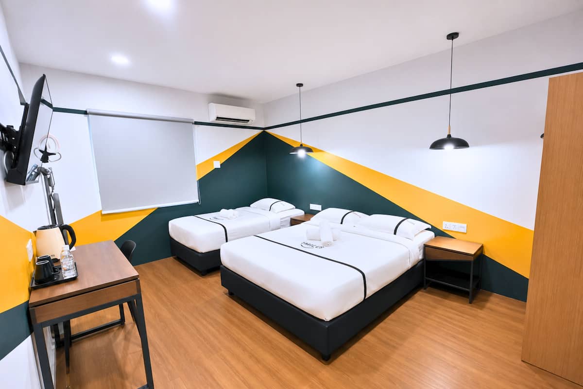 Triple Room | In-room safe, desk, iron/ironing board (on request), free WiFi
