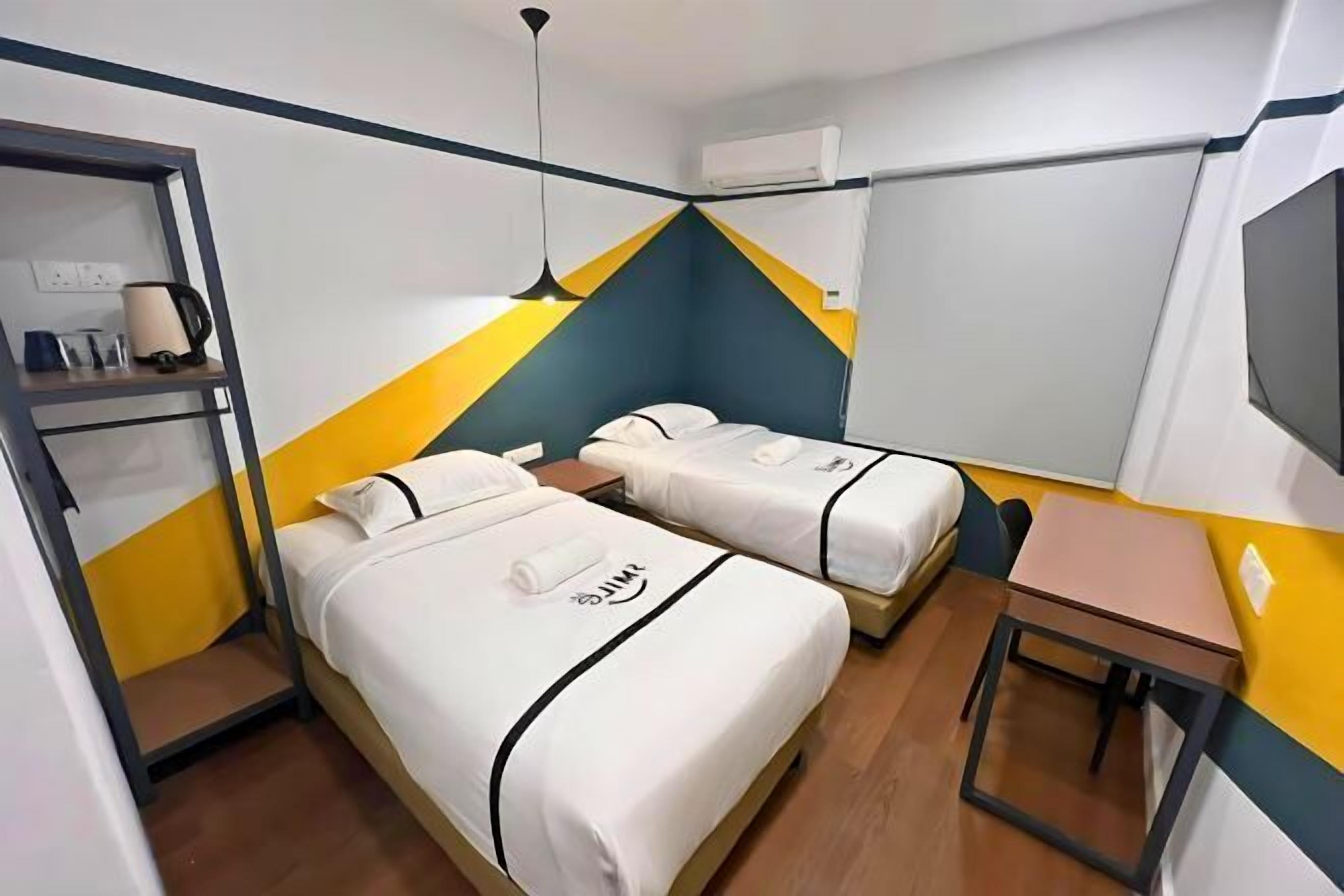 Coffres-forts dans les chambres, bureau, fer et planche à repasser