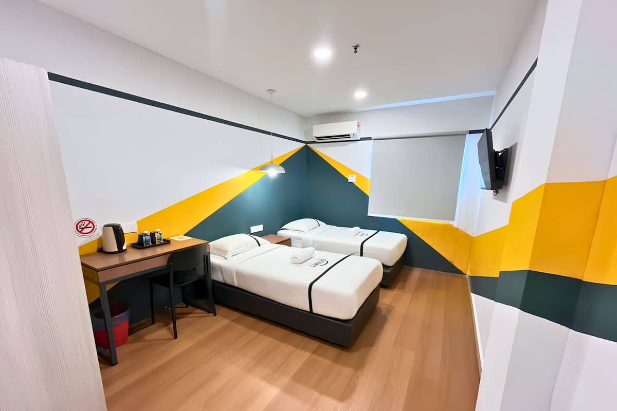 Twin Room | In-room safe, desk, iron/ironing board (on request), free WiFi