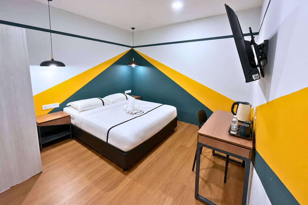 Double Room | In-room safe, desk, iron/ironing board (on request), free WiFi