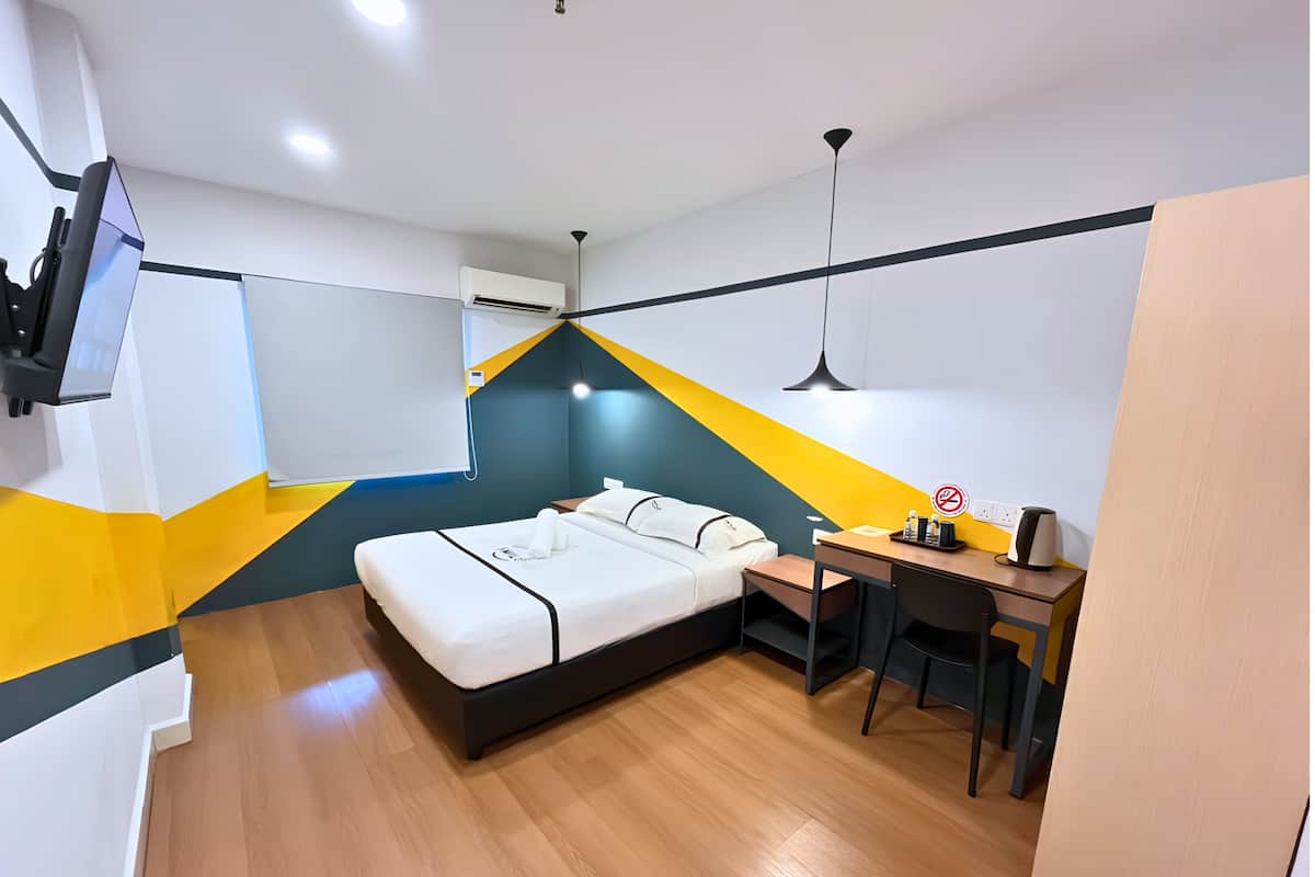 Deluxe Room | In-room safe, desk, iron/ironing board (on request), free WiFi