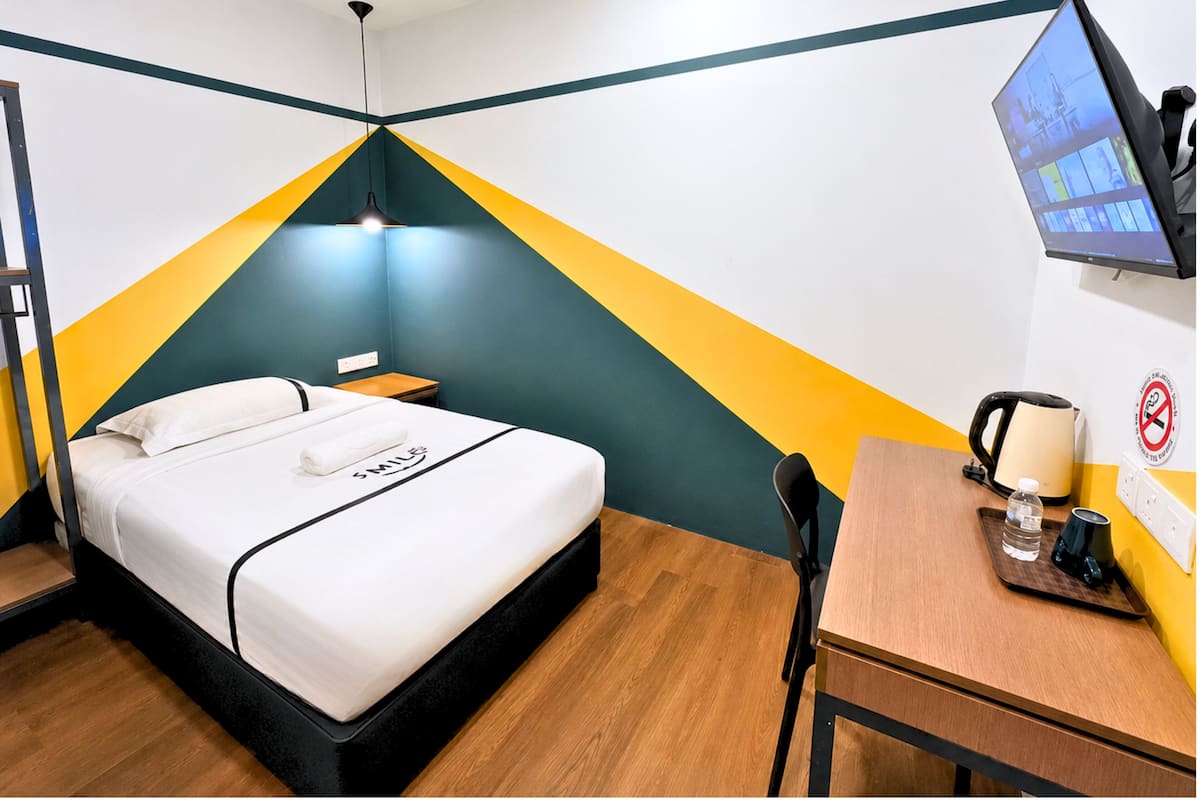 Single Room | In-room safe, desk, iron/ironing board (on request), free WiFi