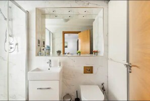 Douche, sèche-cheveux, serviettes fournies