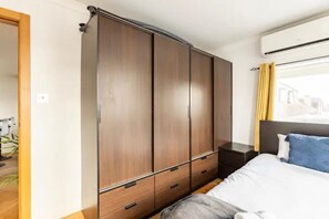 2 chambres, fer et planche à repasser, Wi-Fi, draps fournis