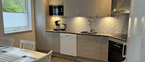 Réfrigérateur, four à micro-ondes, un four, surface de cuisson