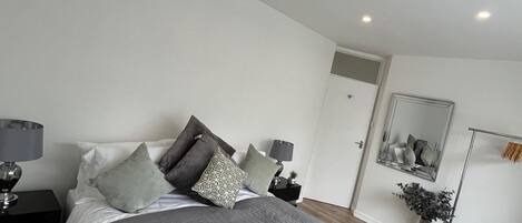 2 makuuhuonetta, silitysrauta/-lauta, Wi-Fi, vuodevaatteet