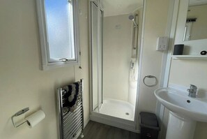 Shower, hair dryer - 3 Bed Caravan Sleeps 8 - Parking, Bbq, Pool (Clacton on Sea)