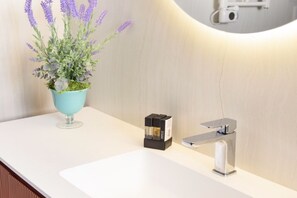 Regadera, secadora de cabello, bidet, toallas