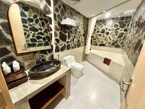 Habitación familiar, bañera accesible | Baño | Ducha, secador de pelo, zapatillas y toallas