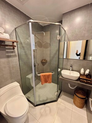 Douche, sèche-cheveux, chaussons, serviettes fournies