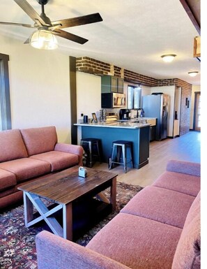 Smart TV, fireplace, table tennis, stereo
