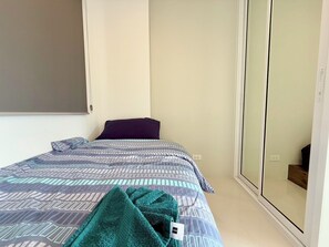 2 quartos, escrivaninha, ferros/tábuas de passar roupa, berço de viagem