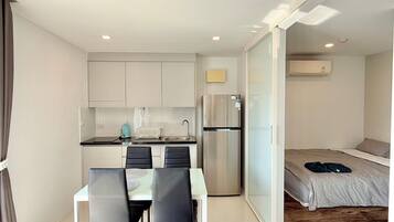 2 habitaciones, escritorio y tabla de planchar con plancha