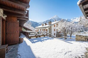 Entrance - Charming Apart with Garden in Courmayeur, Courmayeur, Italy (Courmayeur)