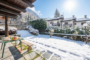 Private Garden - Charming Apart with Garden in Courmayeur, Courmayeur, Italy (Courmayeur)