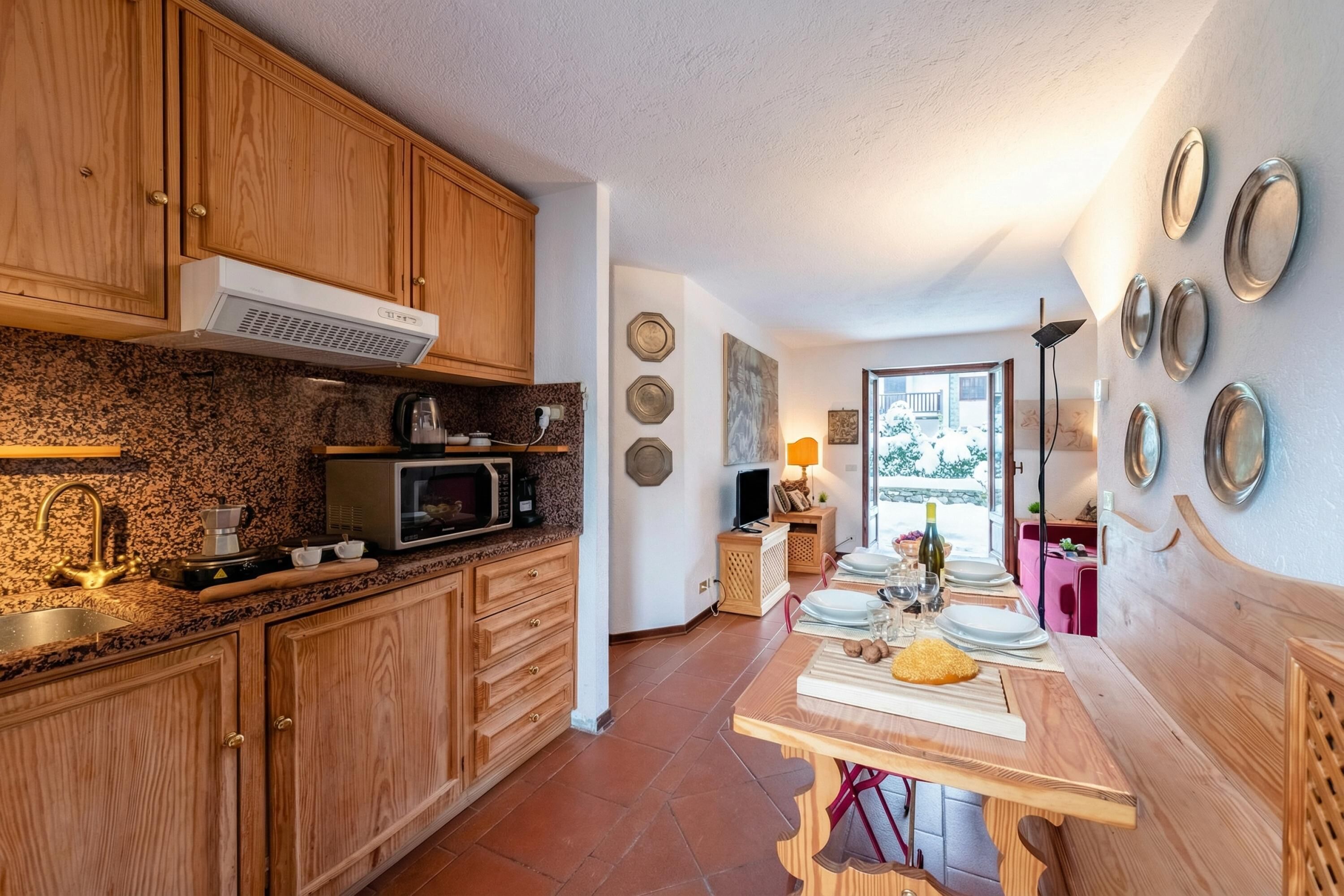 Refrigerador, microondas, parrilla de estufa y cafetera y tetera 