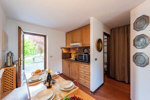 Kühlschrank, Mikrowelle, Herdplatte, Wasserkocher mit Kaffee-/Teezubehör