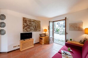 Living and dining room - Charming Apart with Garden in Courmayeur, Courmayeur, Italy (Courmayeur)