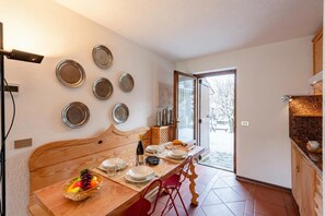 Living and dining room - Charming Apart with Garden in Courmayeur, Courmayeur, Italy (Courmayeur)