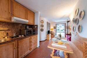 Kitchen and dining area - Charming Apart with Garden in Courmayeur, Courmayeur, Italy (Courmayeur)