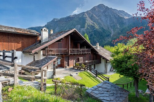 Charming Apart with Garden in Courmayeur, Courmayeur, Italy