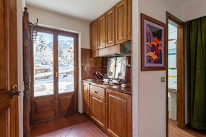 Frigorifero, microonde, piano cottura, pentole/stoviglie/utensili