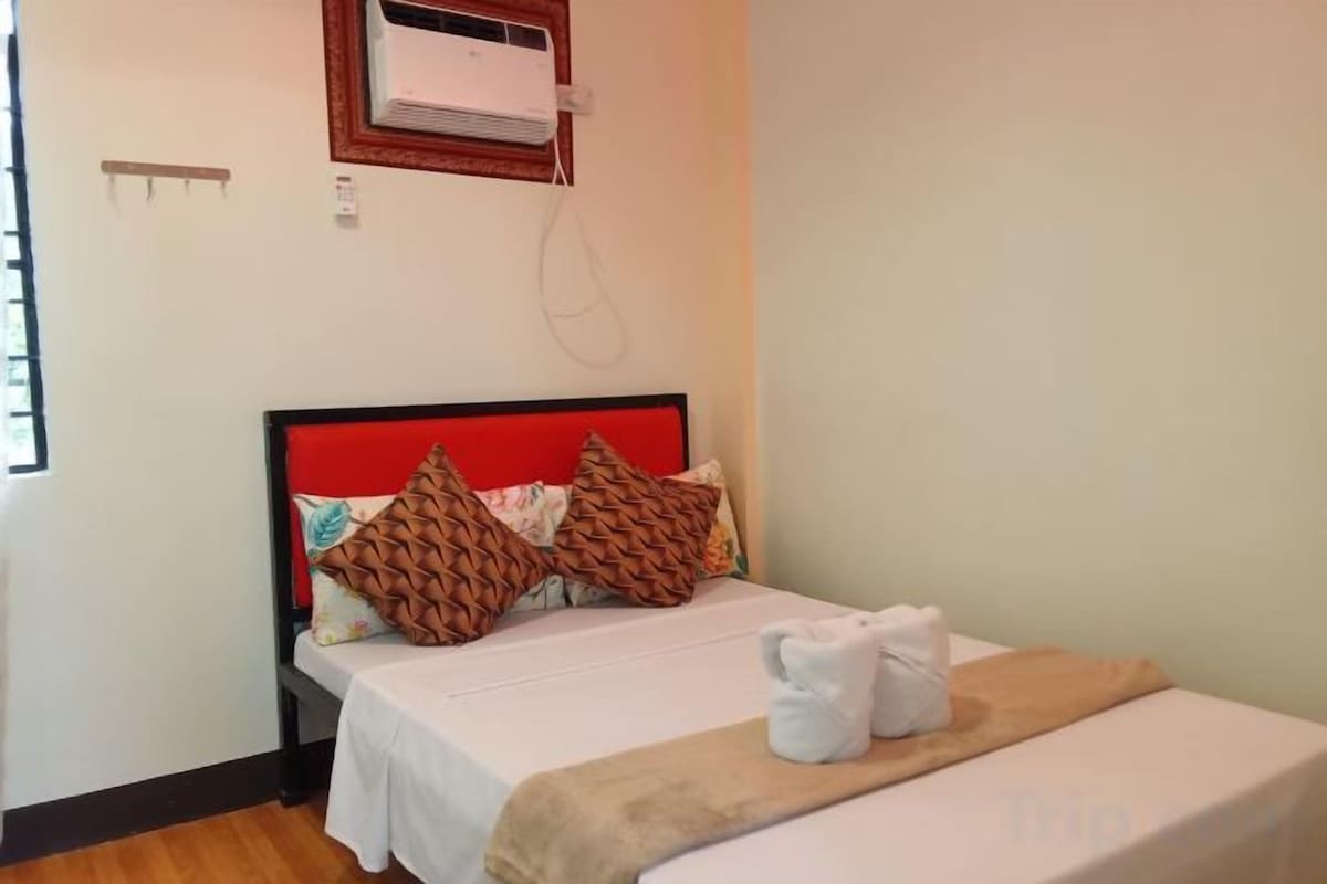 Espacio para trabajar con laptop, wifi gratis y ropa de cama